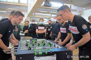 Profis kicken in der Mensa am Ring