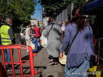 "Schiacciati dalle sanzioni": la foto-fake russa sugli italiani in coda per il pane