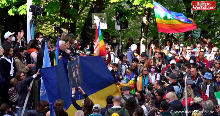 Marcia per la pace, al corteo la richiesta di fermare l’invio di armi in Ucraina: “Servono politica e democrazia, si rischia guerra nucleare”