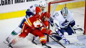 Lindholm reaches 40-goal mark to help Flames double up Canucks