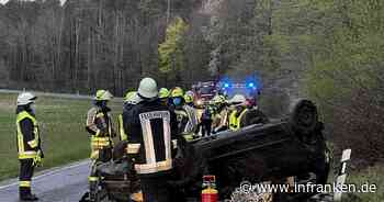 Schlüsselfeld: Schwerer Auto-Unfall auf Landstraße - Auto mit vier Insassen landet auf dem Dach