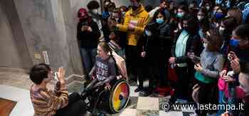 Selfie e autografi per Matteo Romano accolto dai fan nella sua Cuneo - La Stampa