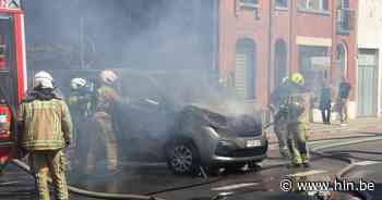 Voertuig gaat in vlammen op na mogelijke kortsluiting, woning blijft gespaard - Het Laatste Nieuws