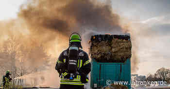 A3 bei Erlangen: Große Rauchwolke und Stau nach Lkw-Brand - Anhänger mit Stroh fängt Feuer - inFranken.de
