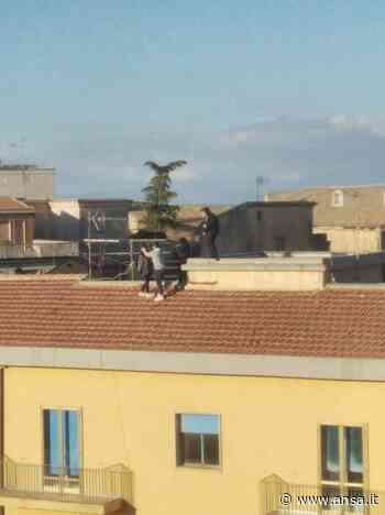 Ragazzi si rincorrono su tetto casa 4 piani a Enna, indagini - Agenzia ANSA