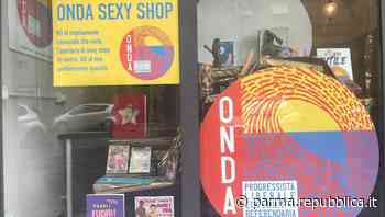 Parma, la sede elettorale di Onda si trasforma in "sexy shop" dopo il regolamento sul commercio - La Repubblica