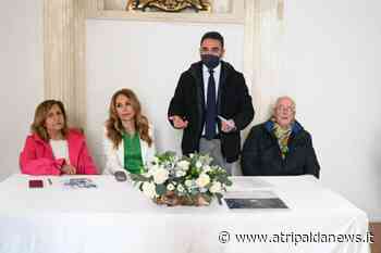 Taglio del nastro nel chiostro del Comune di Atripalda per la mostra dal titolo “Pace”. Il sindaco: «Puntare sugli eventi culturali per una vera crescita». Foto - Atripalda News