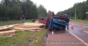 Caraguatay: volcó un camión cargado con madera sobre la ruta 12 - EL TERRITORIO