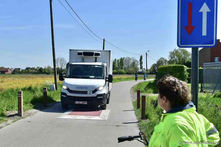 Kussens en tractorsluizen moeten sluipverkeer op Leestse landbouwwegen stoppen: “Het is hier soms een heuse racebaan”