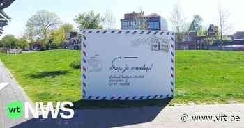 Mortsel plaatst reuzegrote envelop op Stadsplein om lokale economie te stimuleren - VRT NWS