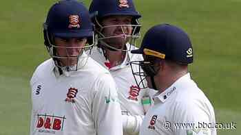 County Championship: Injured Lawrence helps Essex bat all day against Warwickshire