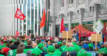 500-tal betogers voeren actie aan hoofdzetel VBO | Brussel | hln.be - Het Laatste Nieuws