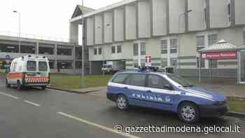 Modena, aggredisce, minaccia e offende il personale del pronto soccorso - La Gazzetta di Modena