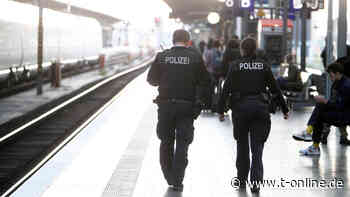 Mann würgt Freundin am Bahnhof – fährt mit ihr davon - t-online