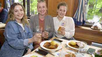 Hofbräuhaus lud 100 Gäste ein : Oster-Essen für Ukraine-Flüchtlinge - BILD