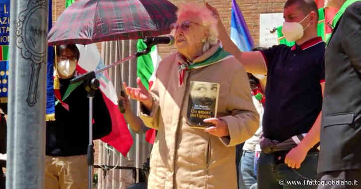 25 aprile, la partigiana Iole Mancini canta ‘Bella ciao’ dal palco di Roma: “Ricordo i compagni che ci hanno lasciato per la libertà”