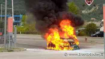 Paura sull'Alto Garda: a fuoco un'auto - TrentoToday