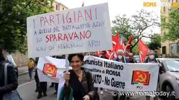 Gli striscioni anti Nato al corteo del 25 aprile a Roma