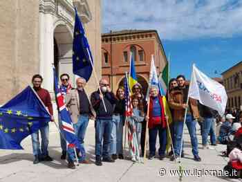 "Via la bandiera". L'aggressione choc pure a una bambina