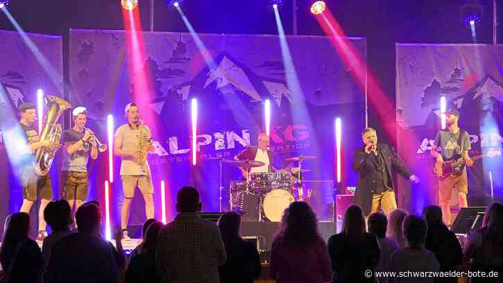 Auftritt in Jettingen: "Alpin KG" lässt Publikum in Willy-Dieterle-Halle tanzen und jodeln
