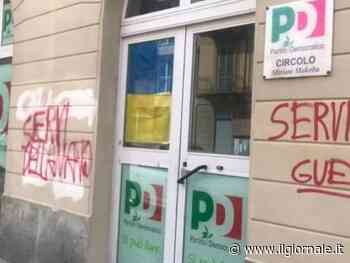 Bandiere a fuoco, vernice rossa e insulti: Pd e Nato contestati a Torino