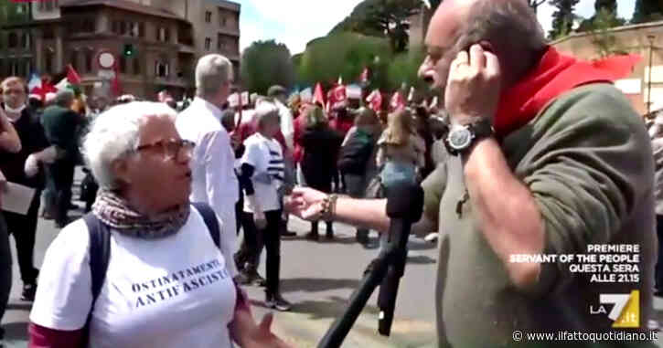 Vauro a La7: “Mattarella non è più il garante della Costituzione”. Una signora in piazza lo riprende: “Ma cosa dice?”