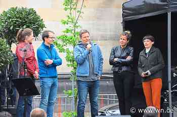 Wahlkampf von Robert Habeck bei Regen und in Zeiten des Ukraine-Krieges