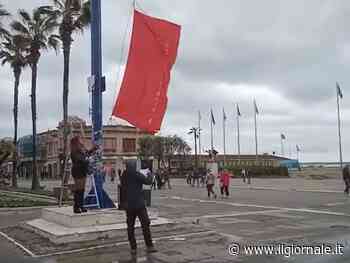 "Bandiera rossa per la Liberazione". È scontro tra antagonisti e sindaco