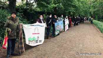 Mahnwache und Menschenkette in Mannheim gegen Baumfällungen - SWR Aktuell