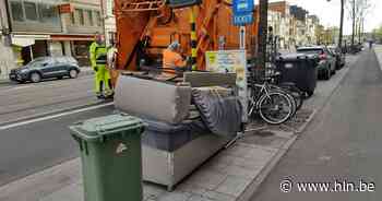 Sluikstorters dumpen zetel op straat | Antwerpen | hln.be - Het Laatste Nieuws
