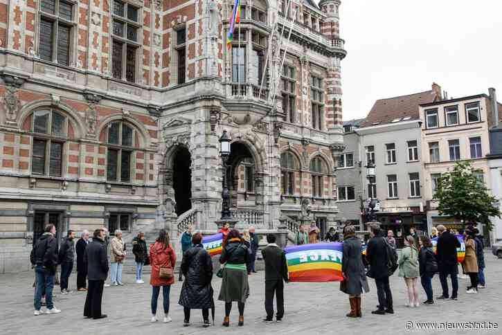 Vijftigtal Antwerpenaren verzamelt op Moorkensplein voor stiltecirkel: “Zolang wapens spreken, zijn andere woorden niet mogelijk”