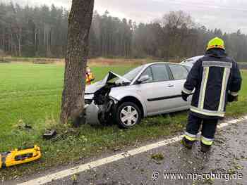 Schwer verletzt - 78-Jähriger prallt frontal gegen Baum - Neue Presse Coburg