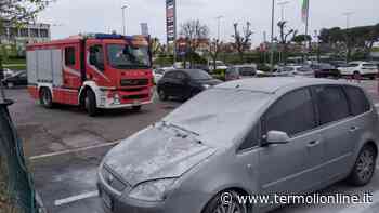Auto in fiamme nel parcheggio della "Fontana", intervengono i Vigili del fuoco - Termoli Online