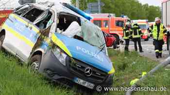 Blaulicht-Fahrt endet für Polizei mit Totalschaden - drei Verletzte - hessenschau.de