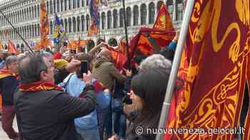 Duecento indipendentisti in Piazza San Marco al grido: «Territori veneti liberi». Tensioni con la polizia - La Nuova Venezia
