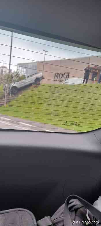Motorista perde o controle, bate em poste e escada e veículo fica 'pendurado' em canteiro central em Mogi - Globo