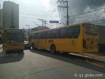 Ônibus tenta desviar de escada e bate de frente com carro em rua de Jundiaí - Globo