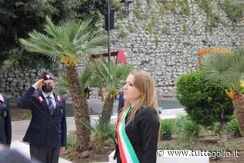 Minturno: Il Vice Sindaco Elisa Venturo al Monumento ai Caduti per il 25 aprile » Tuttogolfo - Tutto Golfo