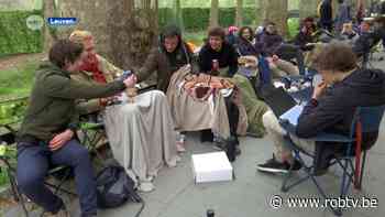 Studenten schuiven urenlang aan om ticket te bemachtigen voor Beiaardcantus in Leuven - ROB-tv