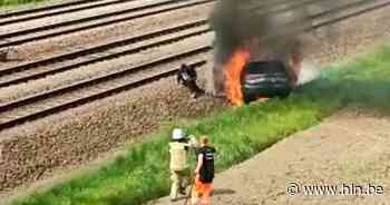 Vrouw kan zich maar net op tijd uit brandende auto bevrijden - Het Laatste Nieuws