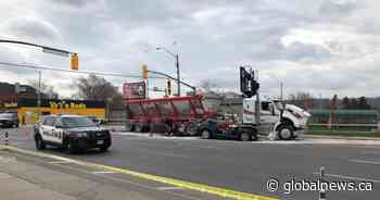 2 ‘seriously’ injured following crash on King Street West at Dundurn in Hamilton - Global News