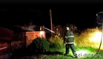 Casa pega fogo após moradora derrubar vela acesa em Piraju - Globo