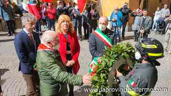 "Il 25 Aprile è la festa più bella". Fermo torna in piazza, Bella Ciao accompagna il partigiano Mario tra i giovani studenti (foto e video) - Laprovinciadifermo.com
