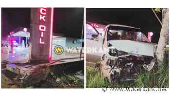 Automobilist ramt schutting Rock Oil en eindigt tegen boom - Waterkant