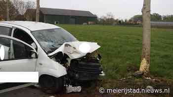 Auto belandt tegen boom, twee personen gewond - Meierijstad - Meierijstad Nieuws
