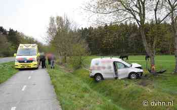 Auto botst tegen boom tussen Norg en Haulerwijk. Bestuurder gewond - Dagblad van het Noorden