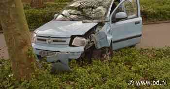 Auto flink beschadigd na botsing tegen boom in Breda - BD.nl