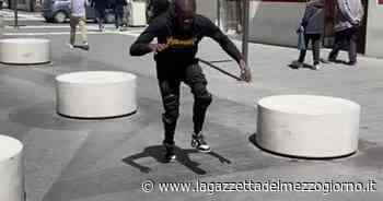 Dalla Sierra Leone a Bari: lo spettacolare contorsionismo di Eddie Flexible - La Gazzetta del Mezzogiorno