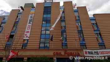 Bari, per il 25 aprile bandiere della pace sulla sede della Cgil: 'Mai più fascismi' - Repubblica TV