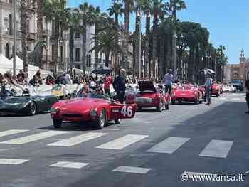 Gran Premio Bari, 55 auto d'epoca sfilano in centro città - Agenzia ANSA